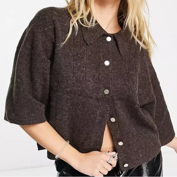 Object button through knitted top - Picture 4 of 5